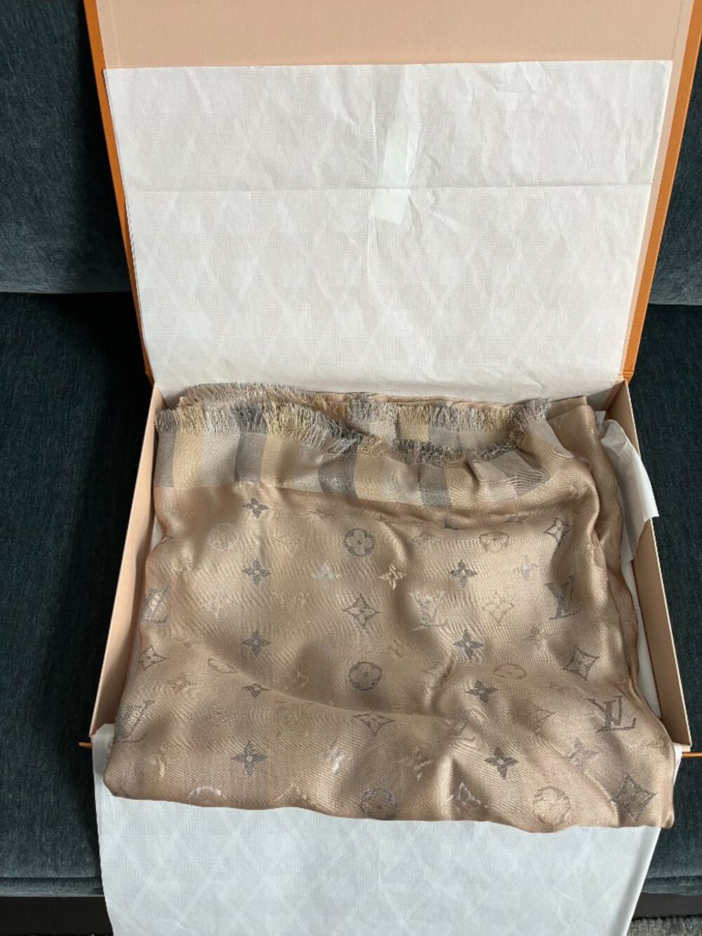 NIB $780 Louis Vuitton ‘So Shine’ Monogram Shawl Beige 56.5x56.5 - Picture 3 of 10